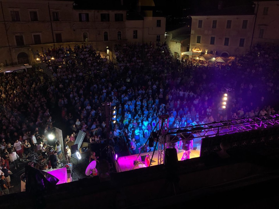 Black out a Montefalco, durante il concerto di Gazebo | Bruciato un trasformatore, il centro al buio