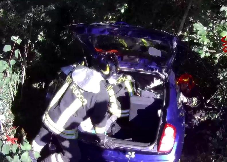 Sbanda con l’auto e finisce in un burrone, muore 53enne