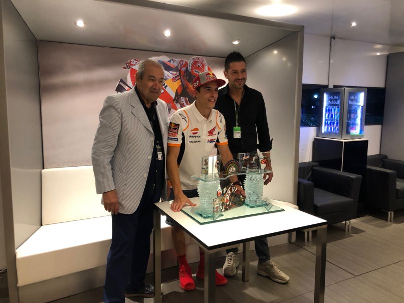 Motociclismo, il campione Marc Marquez premiato con una scultura dell’artigiano spoletino Daniele Conti