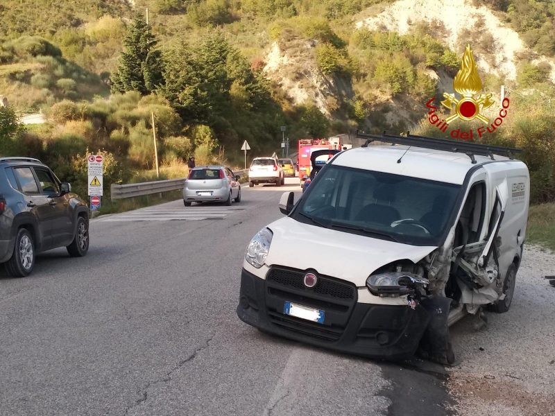 Scontro tra autocarro e furgoncino, entrambi i conducenti in ospedale