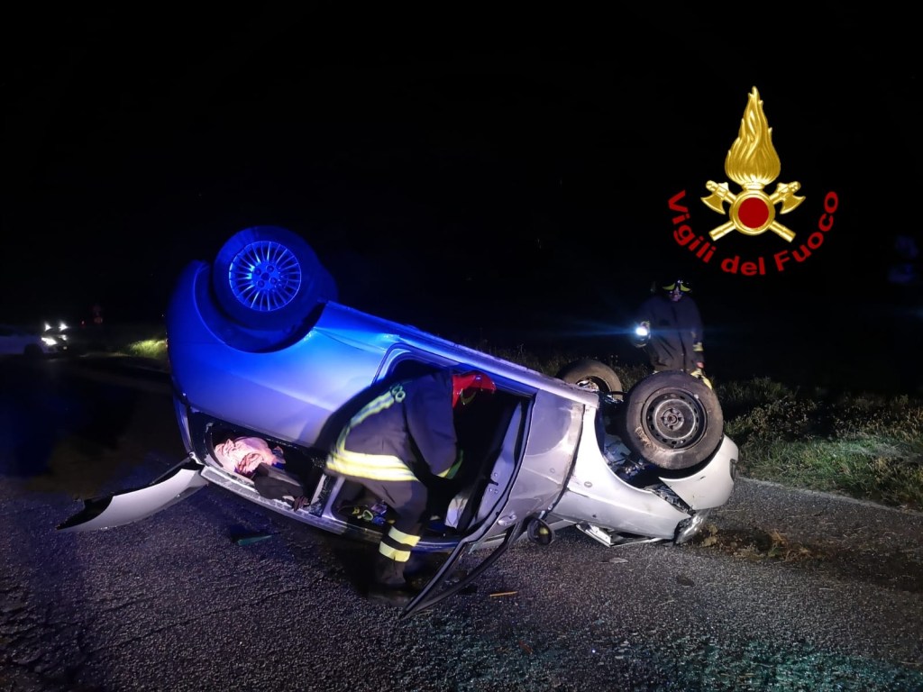 Donna si ribalta con l’auto