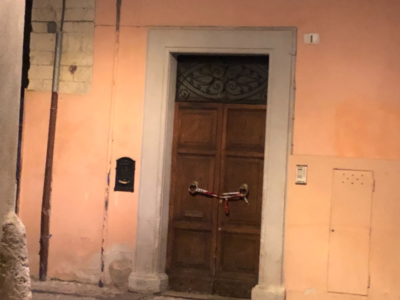 Cede il solaio di un palazzo in centro storico, edificio inagibile | Foto