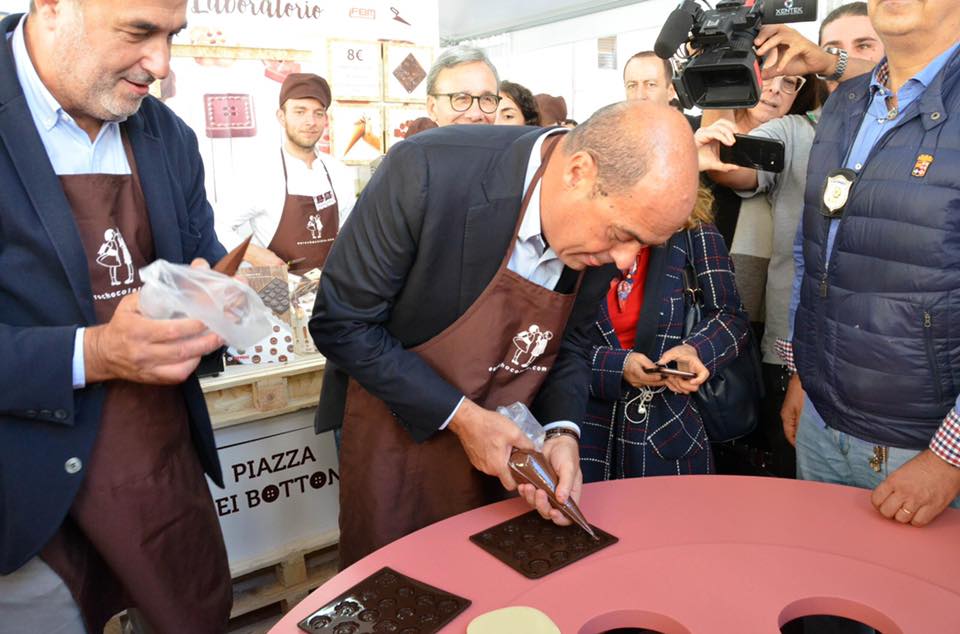 Zingaretti: pieno da Faliero, poi ad Eurochocolate LE FOTO