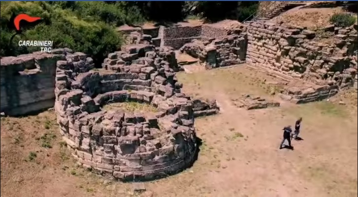 Scavi clandestini in siti archeologici per rivendere i reperti, 2 arresti in Umbria | Video