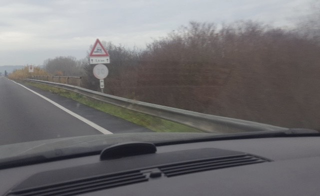 Cartelli fantasma e ciclisti indisciplinati, per la sicurezza non vale solo l’autovelox