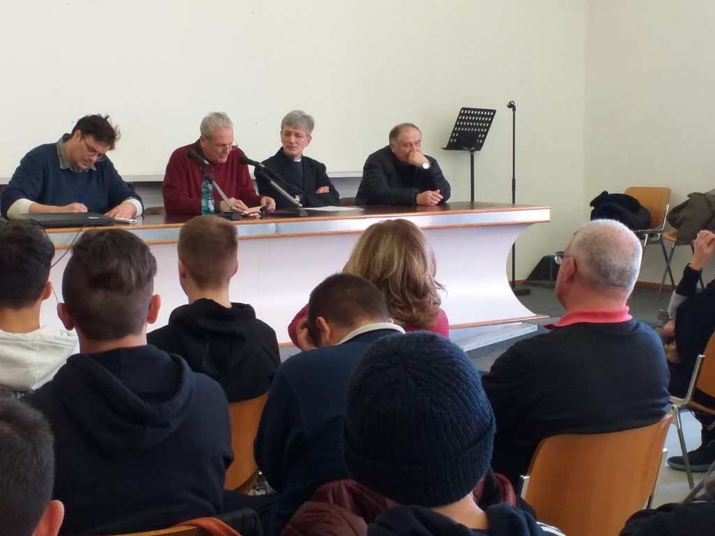 Foligno, il vescovo Sigismondi a scuola: “La bellezza per costruire la pace”