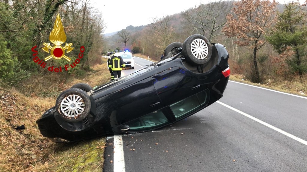 Si ribalta con l’auto sulla strada del Pantano, ferito