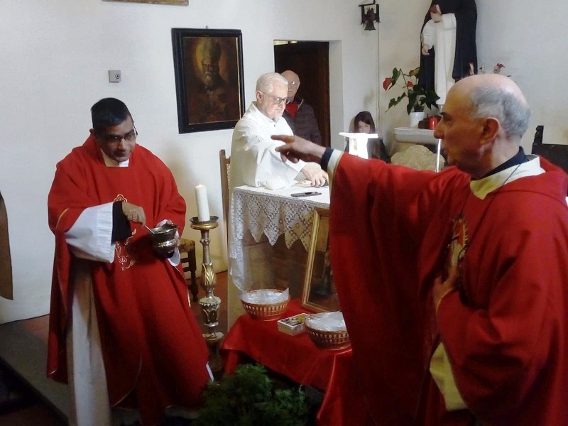 A San Biagio benedizione dei cellulari e rosari per proteggersi dal Coronavirus