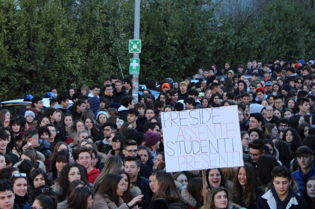 Studenti dello Scientifico sul piede di guerra: proteste contro la dirigente scolastica