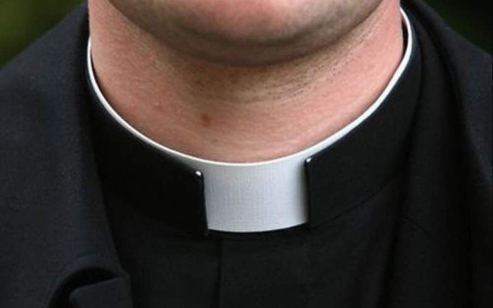 Vestito da prete avvicina ragazzini fuori dalle scuole, la Curia: “Non è più un religioso. Abbiamo denunciato il caso, genitori fatelo anche voi”