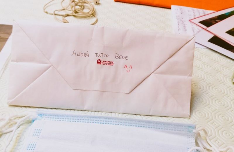 Famiglia cinese dona mascherine a condominio “Andrà tutto bene”