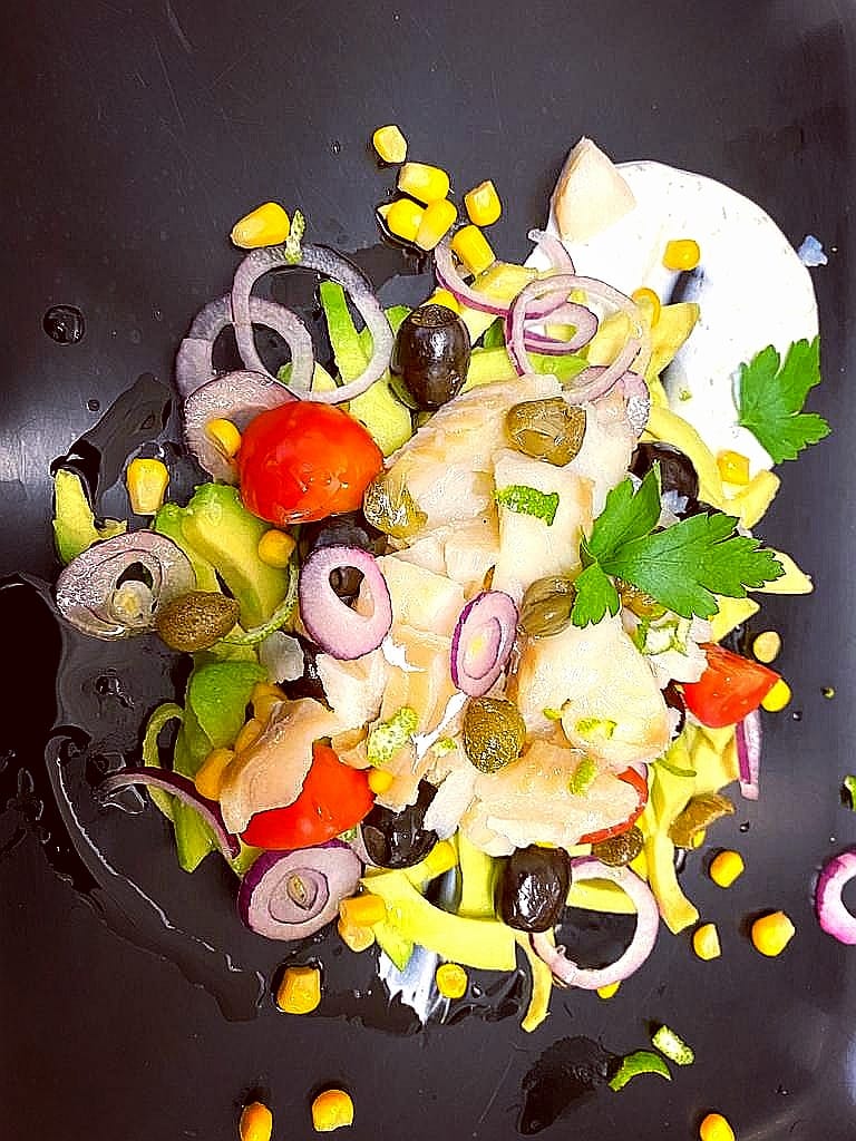 Insalata estiva di Baccalà al profumo di lime con avocado e salsa di yogurt