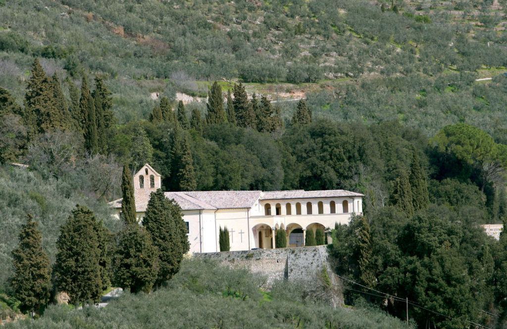 Al cimitero in ordine alfabetico e parco Villa Fidelia contingentato: così inizia la fase due di Spello