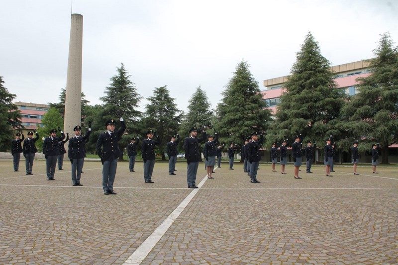 Insulta e minaccia con coltello allievi agenti di polizia, spoletino denunciato
