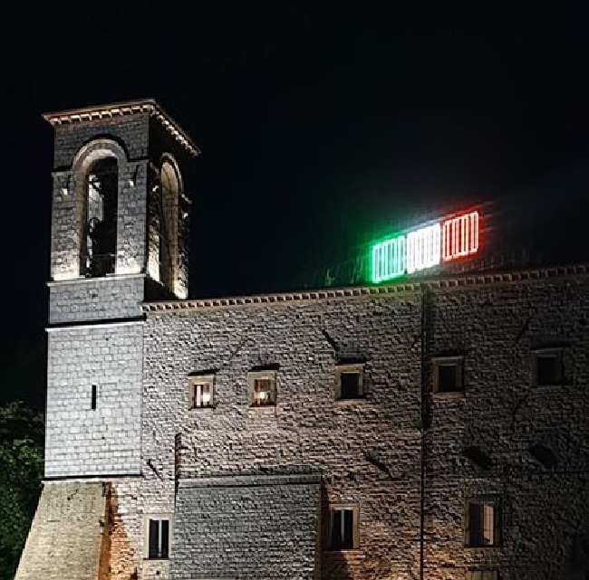 In cima al Monte Ingino spunta il Tricolore