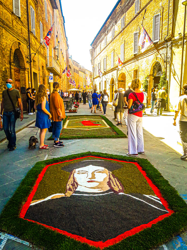 Infiorata di “San Luigi”, a Città della Pieve tripudio di colori e profumi