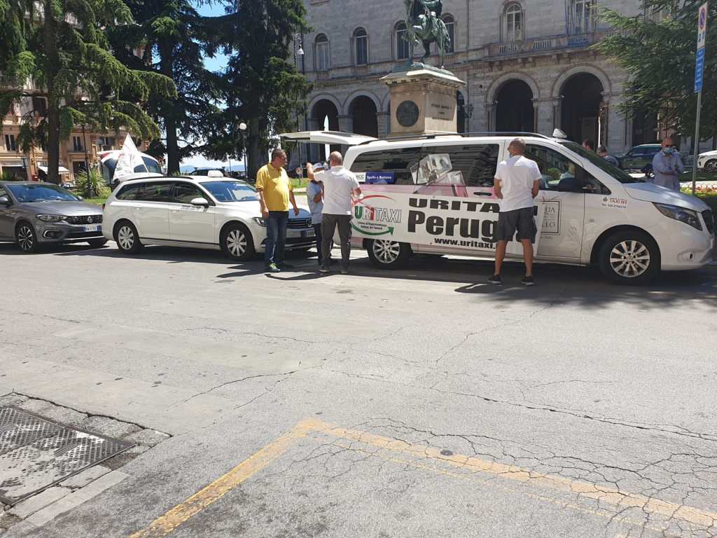 I tassisti umbri in protesta sotto la Regione