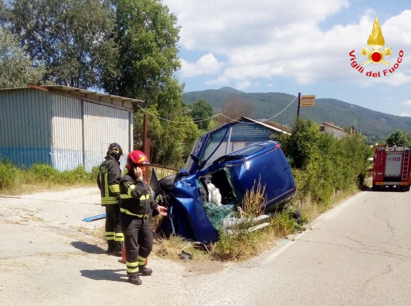 Incidente stradale, auto si ribalta | Ferito trasportato in ospedale