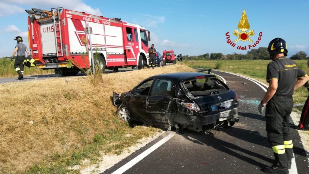 Finisce con l’auto sulla pista ciclabile, in ospedale