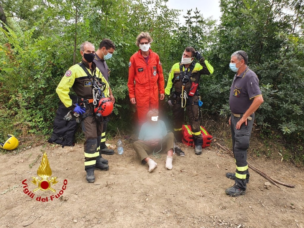 Pensionato si perde, ritrovato nel bosco