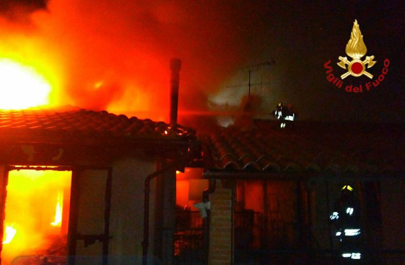 Incendio in agriturismo, piscina usata come riserva d’acqua dai Vigili del Fuoco