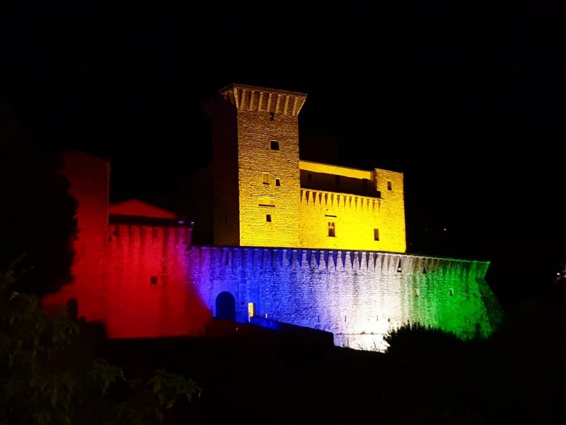 Giochi “mancati”, Rocca Flea si illumina con i colori delle 4 Porte