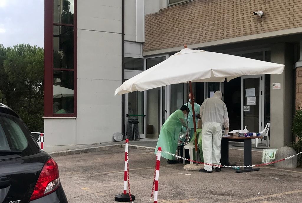 Contagi Covid record, Bettona prepara test di massa