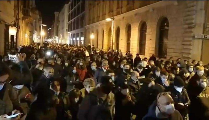Proteste contro Dpcm, anche Terni ‘scende’ in piazza | Inno d’Italia e insulti a Conte