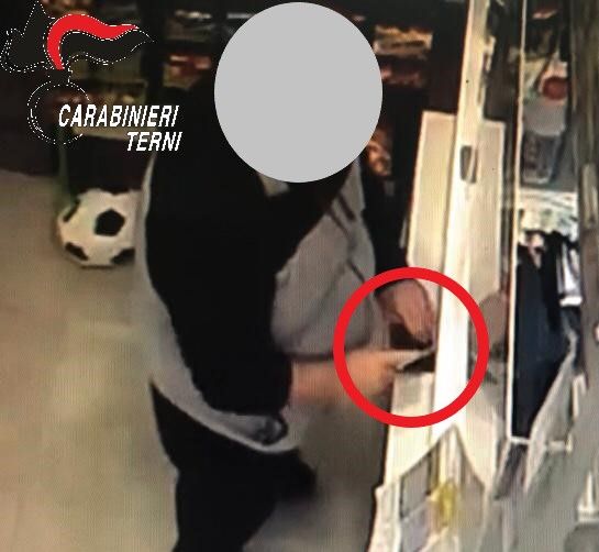 Pensionato trova portafoglio dimenticato e sottrae 100 euro | Scoperto dai Carabinieri