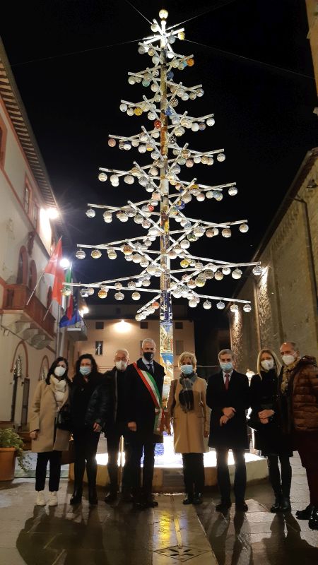 Acceso a Deruta l’Albero di Natale di ceramica più grande del mondo