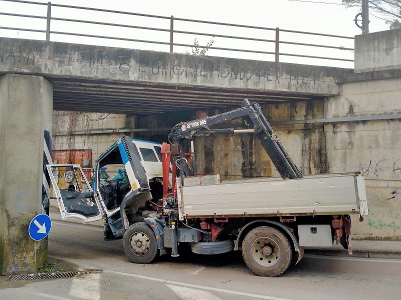 Gru urta sottopassaggio e autocarro rimane bloccato | Conducente in ospedale