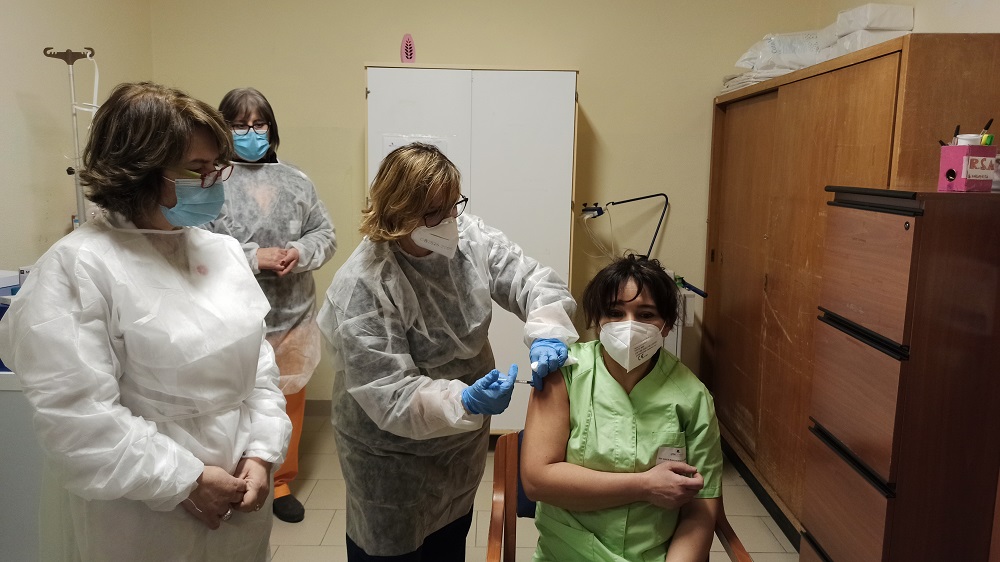 Vaccini anti Covid, si attende la risposta di 4 mila sanitari | Tempi: così il piano dell’Umbria