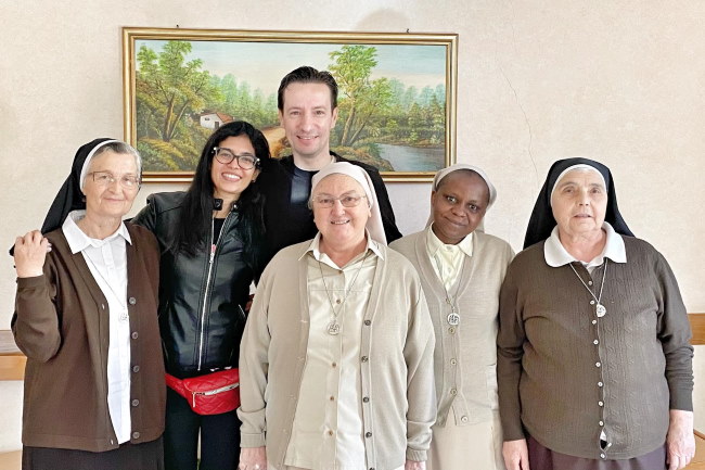 ambasciatore italiano luca attanasio con le suore della sacra famiglia