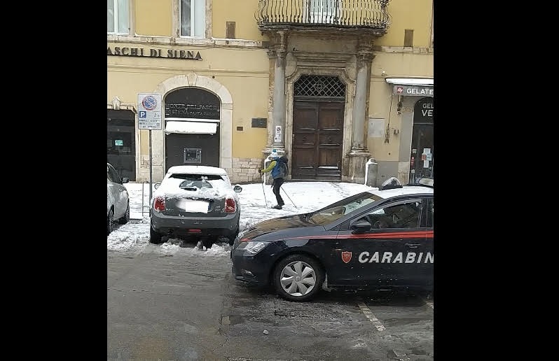 “Co’ gli sci in centro, sta…”, il video che spopola su Whatsapp