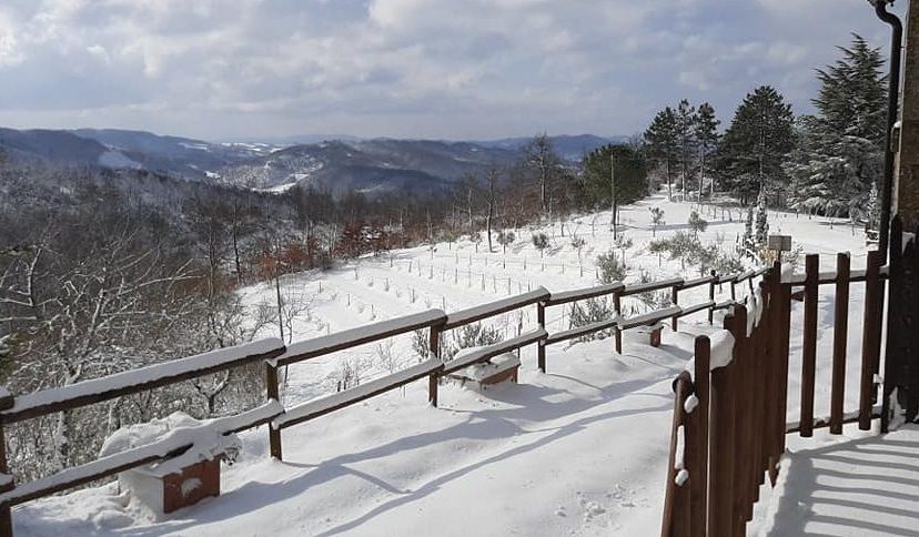 Primavera bianca a Pietralunga, fino a 30 cm di neve. “Spolverata” al Monte