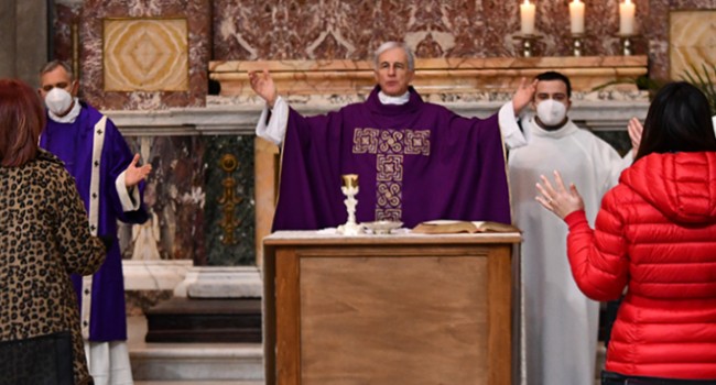 Arcivercovo Boccardo durante la messa