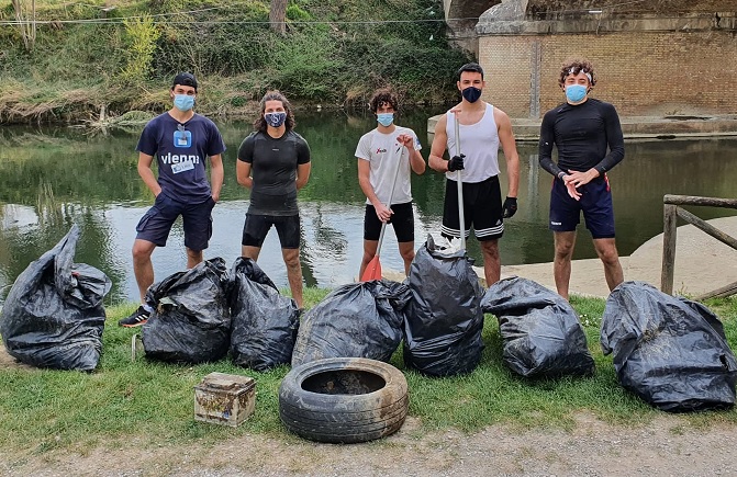 I giovani del Canoa club ripuliscono sponde Tevere, raccolti oltre 200 kg di rifiuti