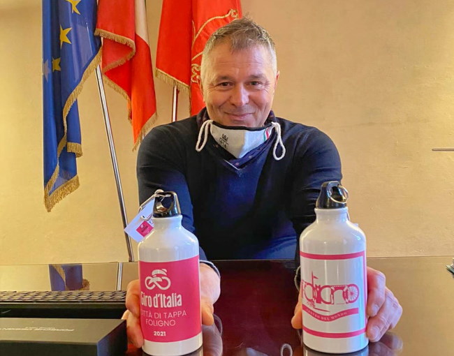 Giro d’Italia, a Foligno pure una mostra fotografica. E il Comune regala borracce