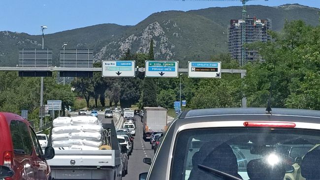 Terni, incidente tra 3 auto, traffico in tilt verso Borgo Rivo