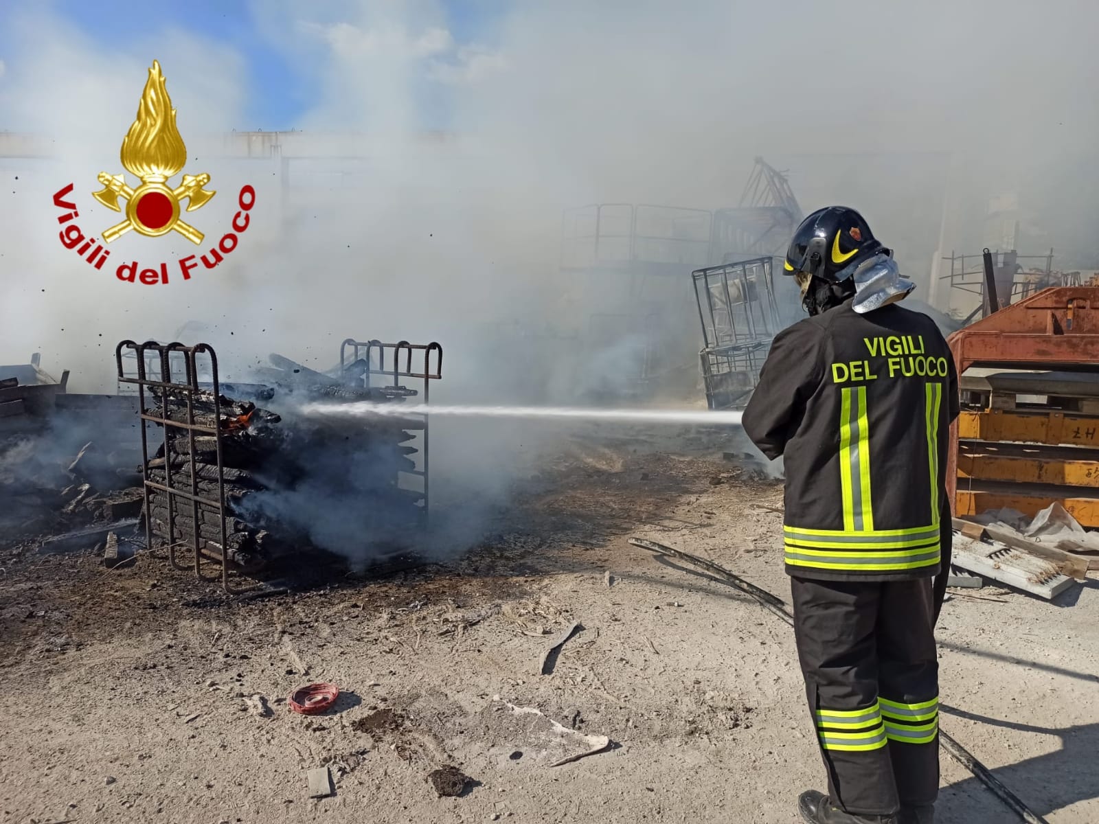 Incendio a Bastia Umbra, in fiamme materiale di risulta