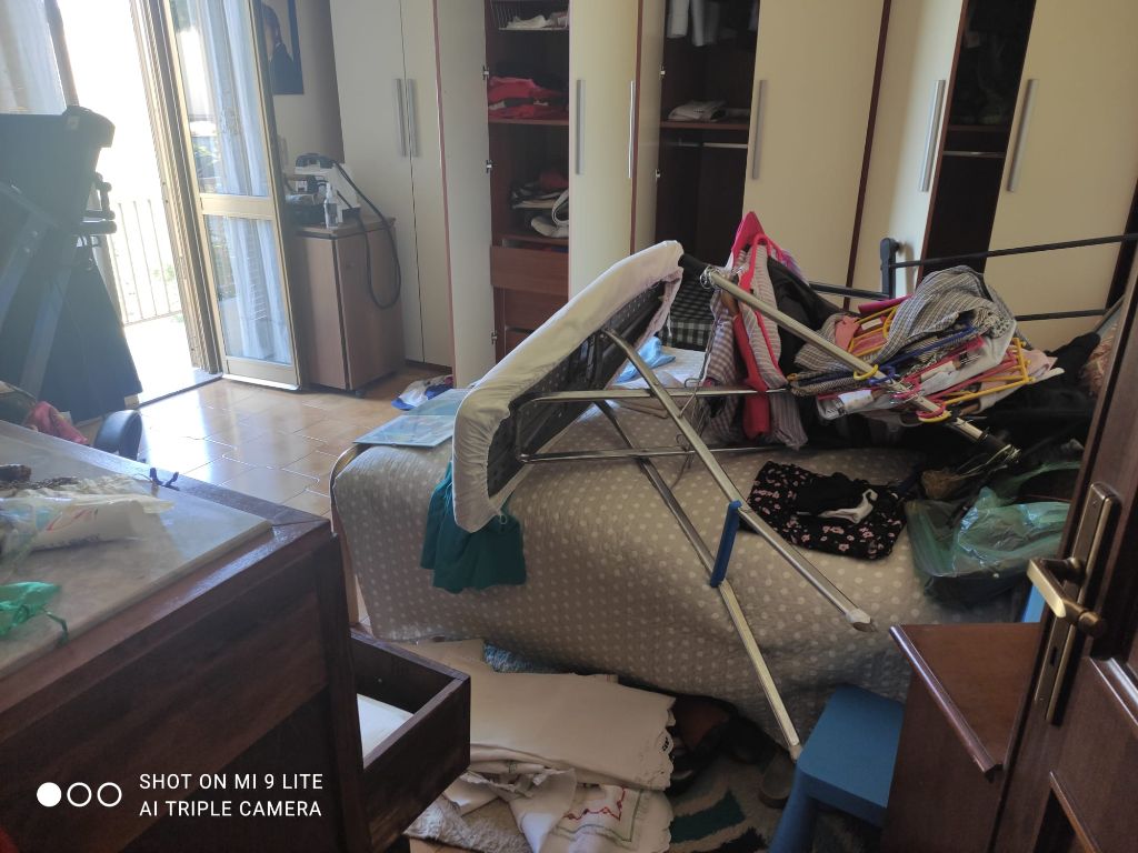 Allarme furti, casa devastata dai ladri | Affamati si avventano sulle salsicce