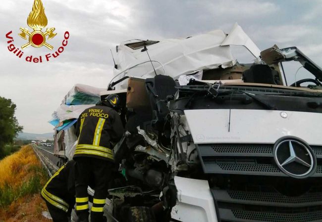 Incidente in autostrada, A1 bloccata | Scontro tra tir, un ferito – Aggiornamenti