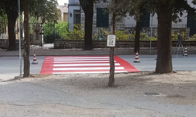 Viale della Rimembranza, passaggi pedonali “evidenziati” di rosso