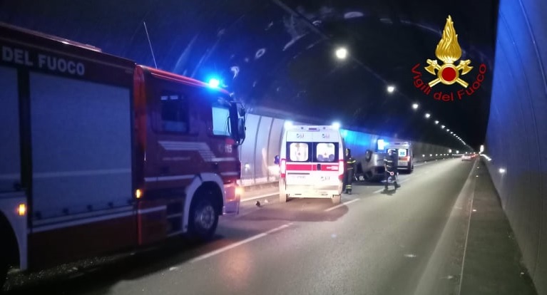 Auto si ribalta in galleria, paura sul raccordo Perugia-Bettolle