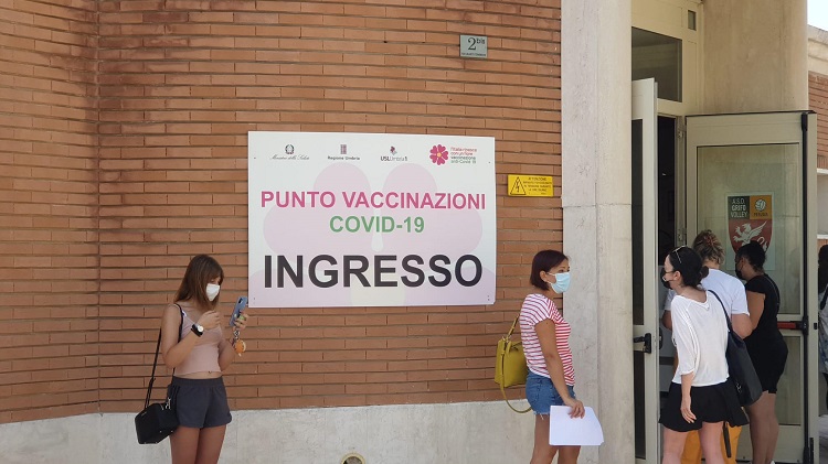 Vaccini a San Marco, code e lievi malori di giovani per caldo e paura