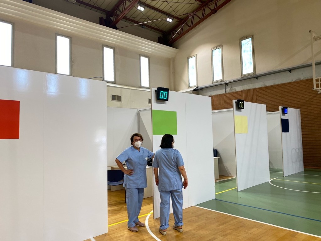 Un punto vaccinale al posto di quattro: fa discutere l’accentramento a Perugia