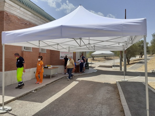 Punto vaccinale, arriva l’ombra ma non spazza le polemiche