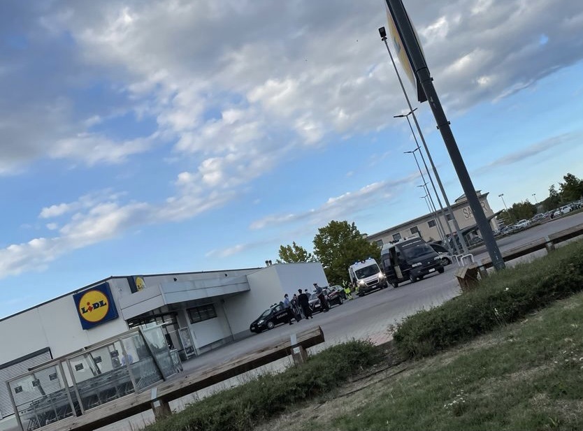 Ferite mortali al collo e all’addome del piccolo Alex, orrore nel supermercato