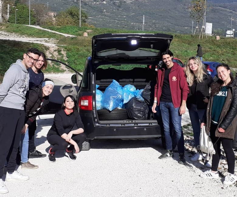 Leo Club Foligno ripulisce i parcheggi di Spello