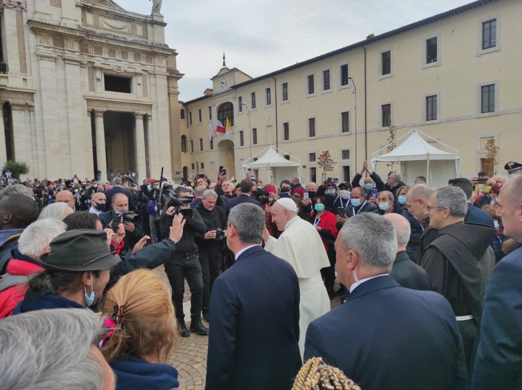Papa Francesco ad Assisi dona vestiti ai poveri, il racconto della visita | Foto e video